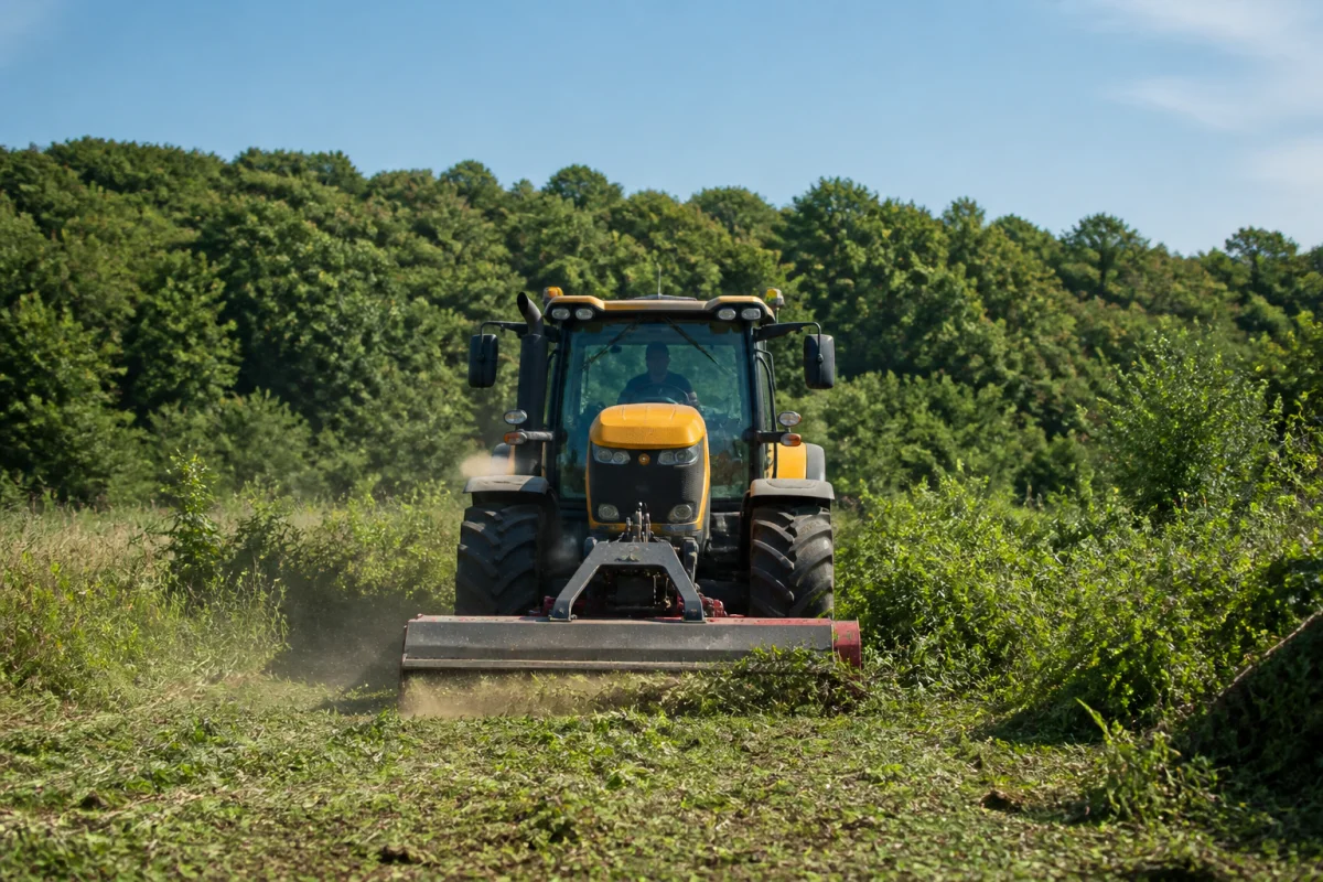 prestation de service nettoyage terrain avec tracteur