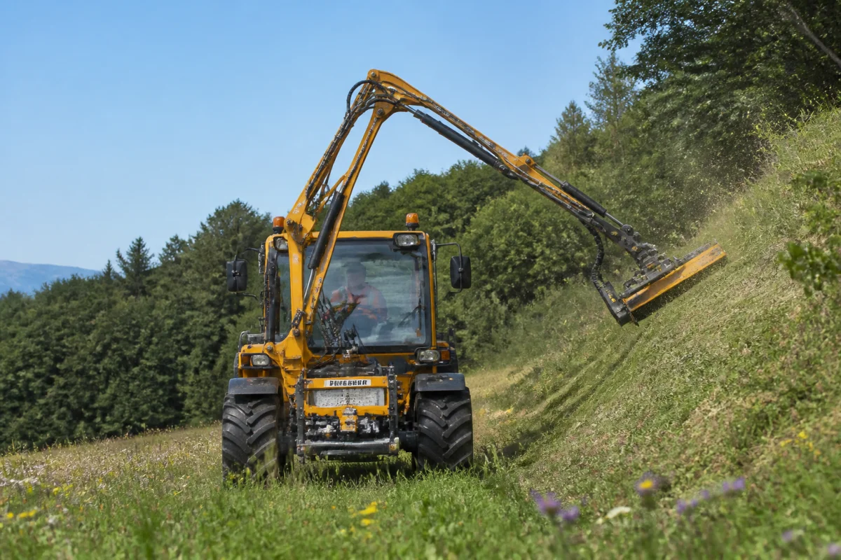 prestation de service nettoyage terrain avec tracteur
